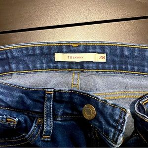 LEVI’S 711 skinny size 28 blue